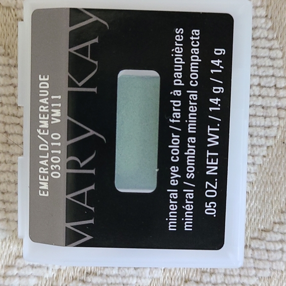 Mary Kay Emerald Mineral Eyeshadow - Picture 2 of 3